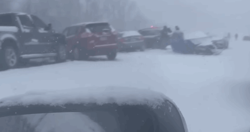Do hromadnej nehody v Colorade sa zapojilo 45 vozidiel. Príčinou bol čierny ľad na diaľnici, ktorý vodiči nevideli a stratili kontrolu nad vozidlami.