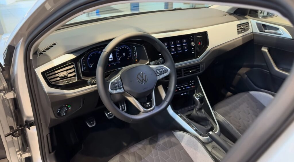 Interiér nového Polo prinesie digitálny prístrojový panel a 9,2-palcový dotykový displej. Volkswagen vráti aj fyzické tlačidlá pre klimatizáciu.