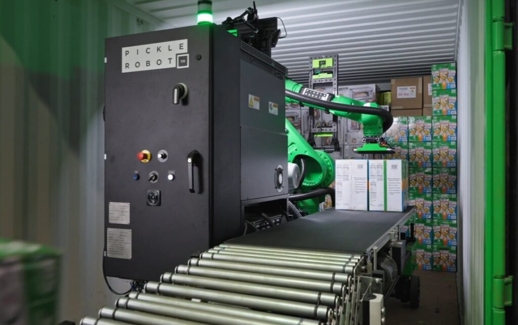 Robot Pickle vyloží až 1 500 balíkov za hodinu, čo je dvojnásobok výkonu človeka. Prísavkový systém zvláda balíky do 25 kilogramov.