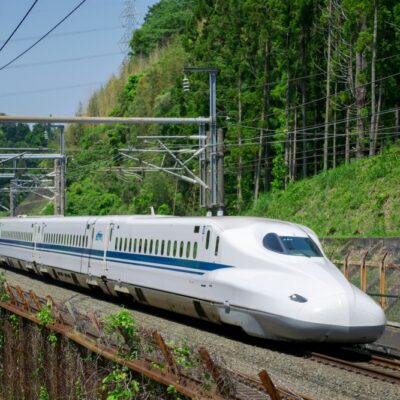 Vlaky šinkansen meškajú v priemere len 18 sekúnd ročne. Dosahujú rýchlosť 320 km/h a spájajú hlavné mestá Japonska s maximálnou presnosťou.