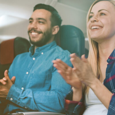 Tlieskanie po pristátí má korene v letoch do Izraela. Pre mnohých pasažierov šlo o návrat domov a potlesk vyjadroval úľavu a radosť.