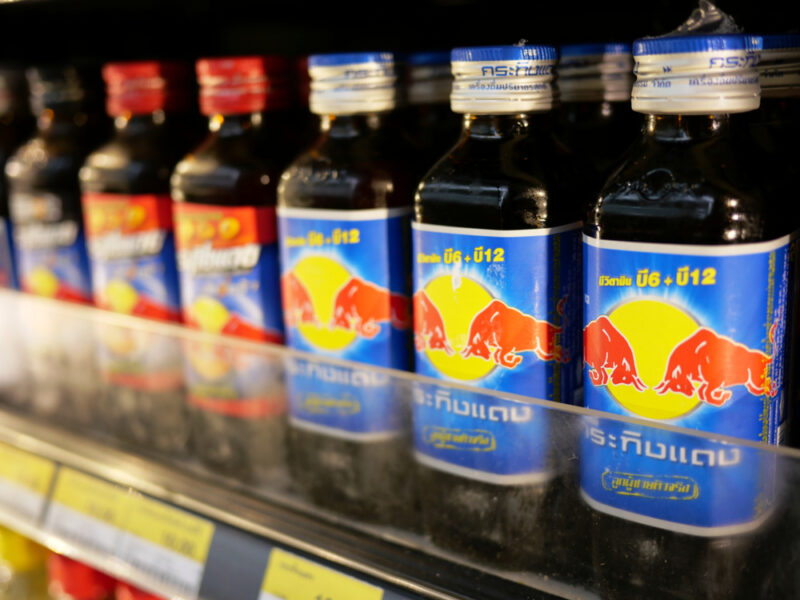 Chaleo Yoovidhya vytvoril nápoj Krating Daeng v roku 1976 pre thajských vodičov kamiónov. O pár rokov neskôr z neho vznikol Red Bull.
