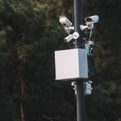 Úsekové meranie rýchlosti vypočíta priemernú rýchlosť vozidla medzi dvoma bodmi. Spomalenie len pred kamerou vám nepomôže vyhnúť sa pokute.
