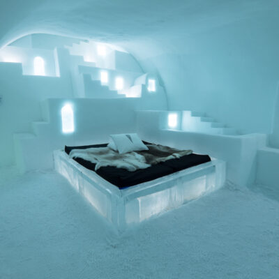 Ľadový hotel vo švédskom Jukkasjärvi stavajú každú zimu od začiatku z 1 000 ton ľadu a 30 000 ton snehu. Na jar sa roztopí a vráti sa späť do rieky.