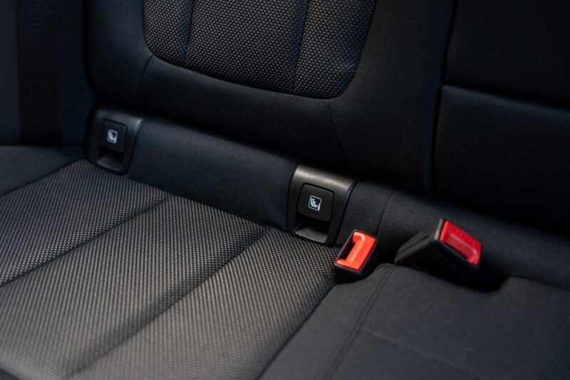 Systém ISOFIX znižuje riziko nesprávnej inštalácie o 50 percent. Sedačka sa jednoducho zacvakne do kovových úchytov v aute.