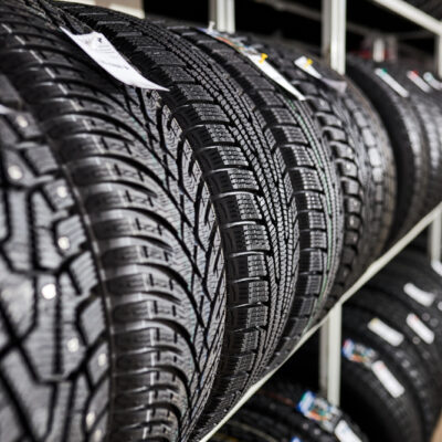 Zimné pneumatiky skracujú brzdnú dráhu na snehu až o 20 percent oproti celoročným. Vždy ich montujte na všetky štyri kolesá, nie len na hnacie.