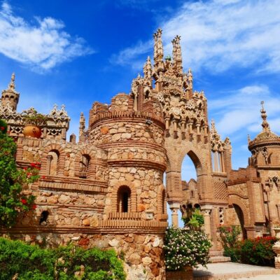 Castillo de Colomares vyzerá ako rozprávkový hrad z Disneyho. Pamätník Krištofovi Kolumbovi nájdete len 20 minút od Málagy a vstupné stojí 3 eurá.