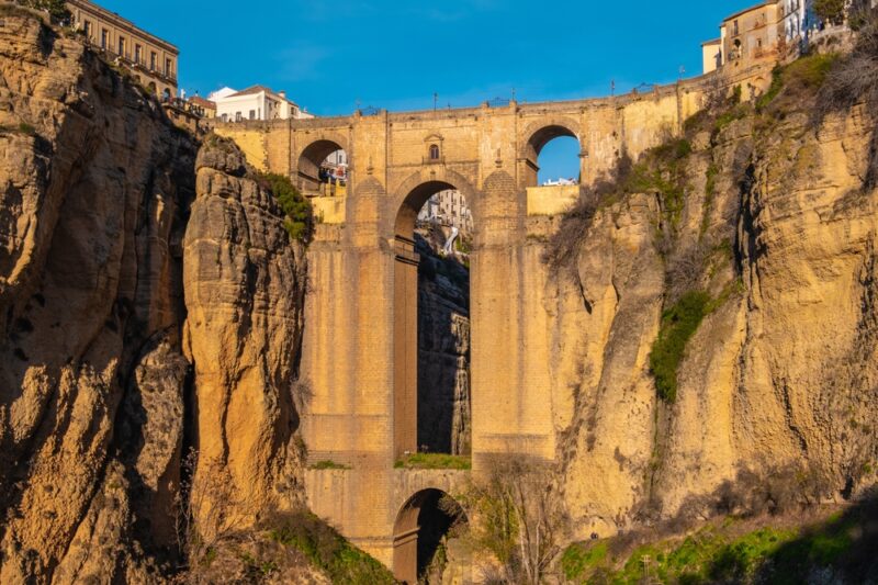 Most Puente Nuevo v Ronde preklenuje kaňon hlboký 120 metrov. Patrí medzi najfotogenickejšie miesta v celej Andalúzii.