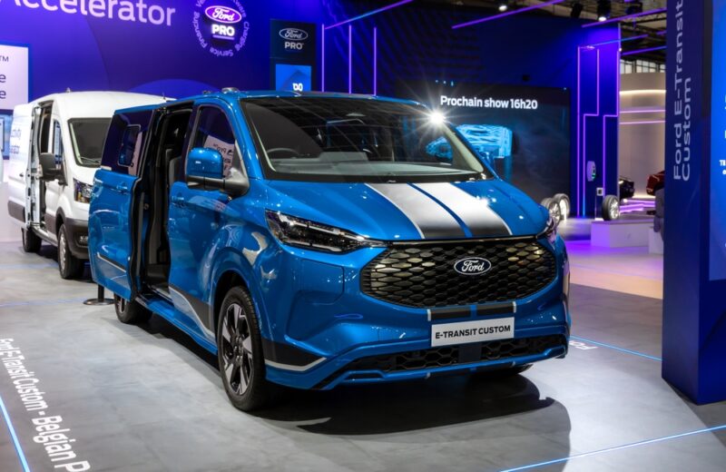 Elektrická dodávka Ford Transit Custom ponúka úžitkovú hmotnosť nad 1 100 kg a nákladový priestor 9 kubických metrov. Cena od 65 000 eur.