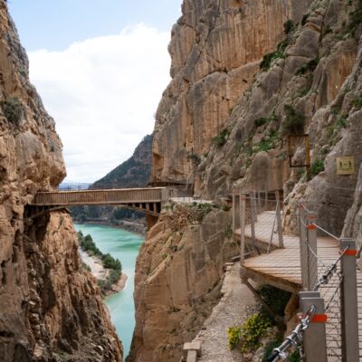 Caminito del Rey vedie vo výške 100 metrov nad kaňonom El Chorro. Vstupné stojí 10 eur a rezerváciu urobte niekoľko týždňov vopred.