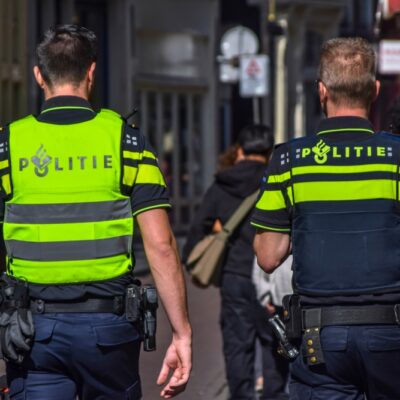 Holandská polícia zadržala majiteľa firmy a zaistila dokumentáciu o manipulácii s emisnými systémami tisícok kamiónov po celej Európe.