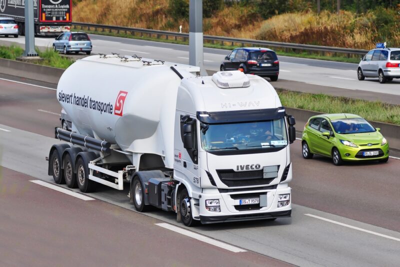 Európske kamióny majú kabínu nad motorom kvôli prísnym limitom dĺžky. Maximálna dĺžka súpravy je 16,5 metra, preto musí byť kabína čo najkratšia.