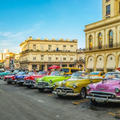 Staré americké autá z 50. rokov sú symbolom Havany. Miestni mechanici ich udržiavajú v chode desaťročia bez originálnych dielov.