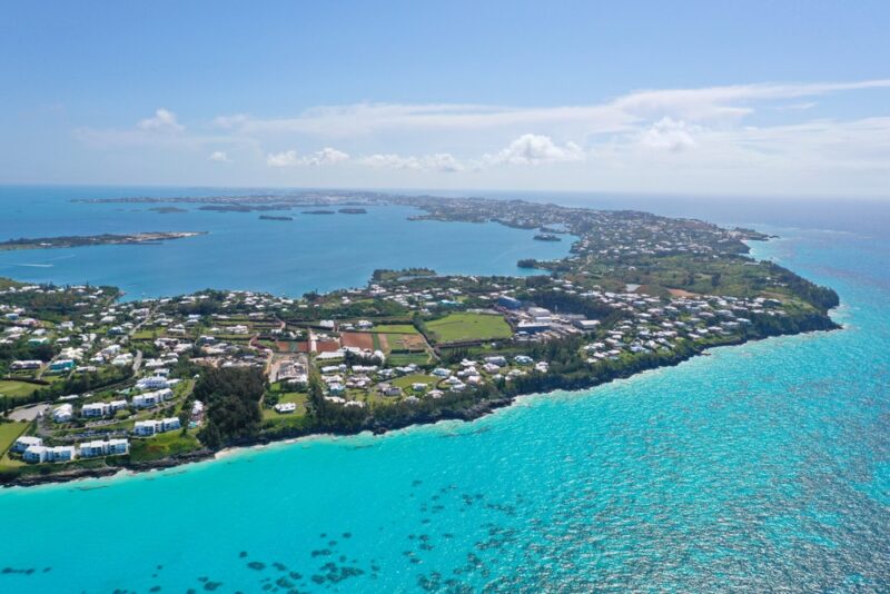 Vedci použili seizmické vlny na zmapovanie štruktúr hlboko pod povrchom. Bermudy nevznikli klasickou sopečnou činnosťou ako iné oceánske ostrovy.