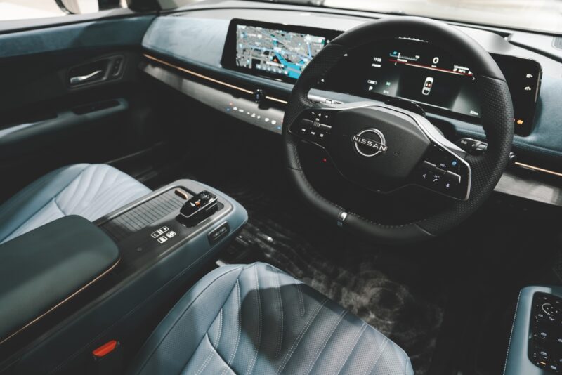 Interiér ponúka nový 14,9-palcový displej a kvalitnejšie materiály. Verzia e-4ORCE s pohonom 4x4 má výkon 394 koní.