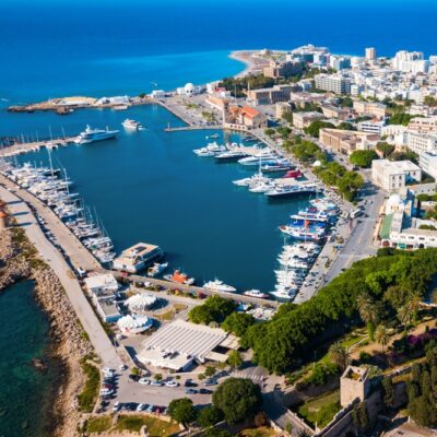 Staré mesto Rodos patrí medzi pamiatky UNESCO. Mohutné hradby dlhé 4 kilometre ukrývajú stredoveké paláce a Ulicu rytierov.