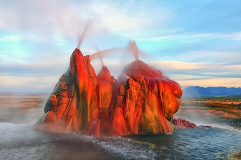 Intenzívne farby gejzíru spôsobujú termofilné riasy. Červená, zelená a žltá farba vytvárajú surrealistický pohľad uprostred púšte.