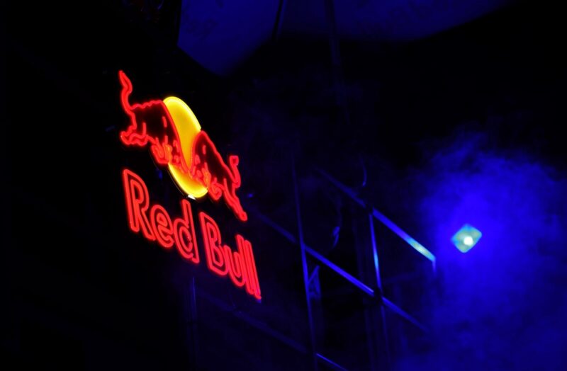 Rodina Yoovidhya vlastní 51 % Red Bullu a ich majetok presahuje 25 miliárd dolárov. Ročne predajú viac než 12,5 miliardy plechoviek.