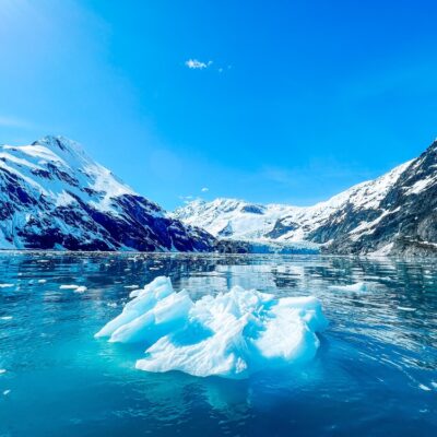 Aljaška má viac než 100 000 ľadovcov a najnižšiu hustotu obyvateľstva v USA. Hlavné mesto Juneau nemá cestné spojenie so zvyškom krajiny.