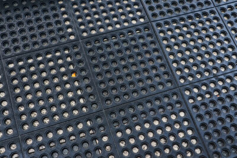 Okrem koberčeka pomôže aj skladacia lopata, vrece piesku alebo protišmykové podložky. Vždy majte v kufri aspoň jeden z týchto predmetov.