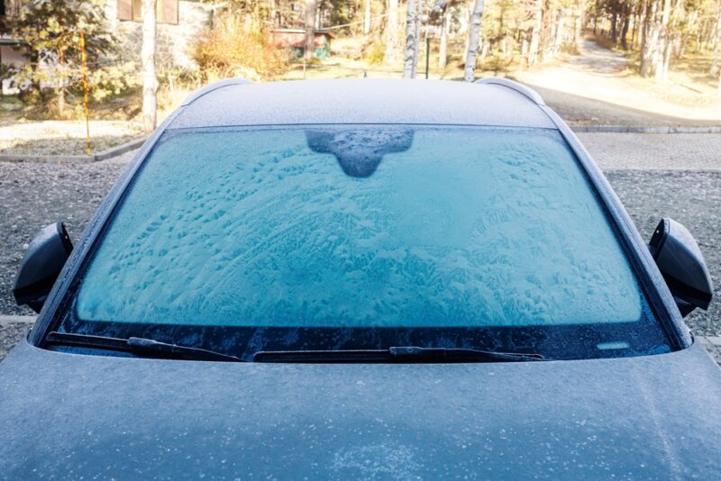 Nikdy nepolievajte zamrznuté sklo horúcou vodou – teplotný šok môže prasknúť sklo. Náhrada stojí od 150 do 500 eur.