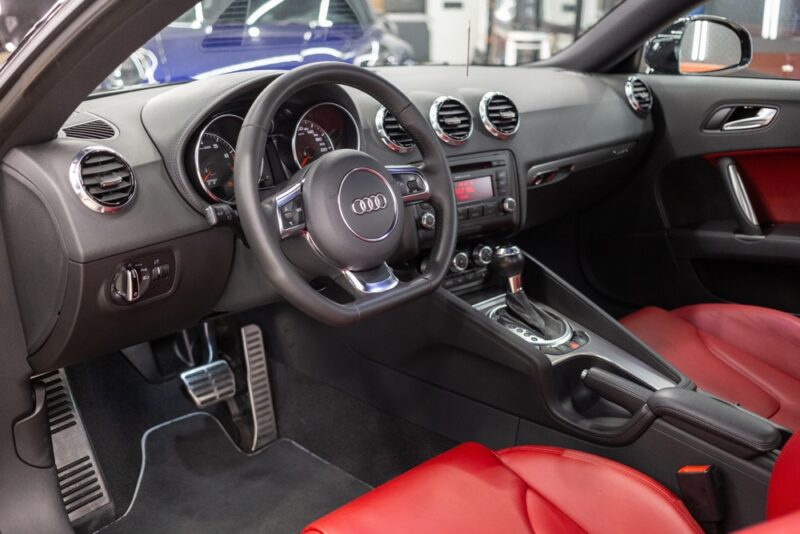 Interiér s okrúhlymi ventilačnými otvormi a hliníkovými doplnkami sa stal ikonickým. Zachovalé exempláre dnes stoja 5 000 až 15 000 eur.