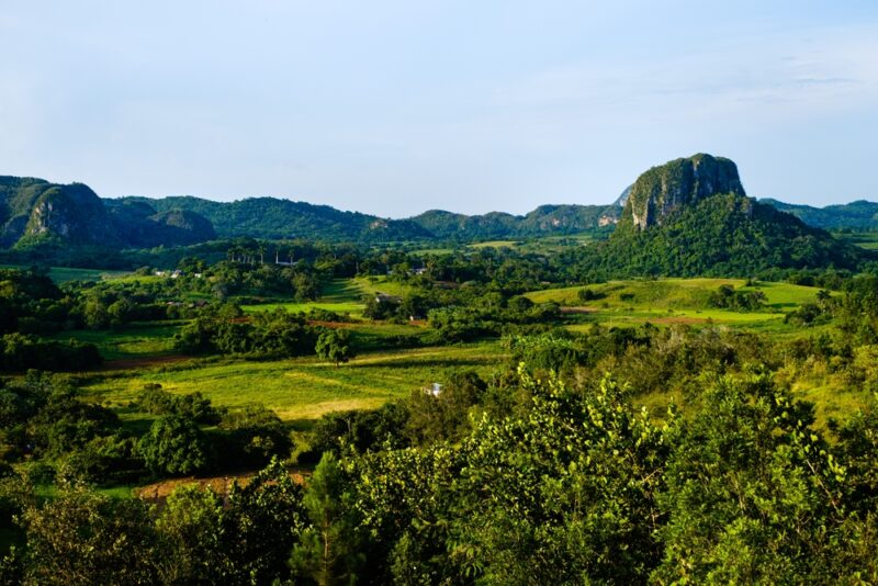 Údolie Viñales je srdcom tabakového priemyslu. Tu sa pestuje najlepší tabak na svete, z ktorého sa ručne vyrábajú slávne kubánske cigary.
