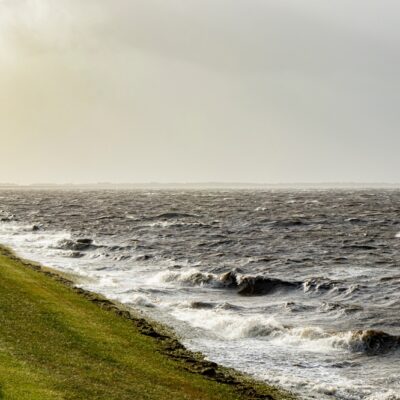 Ostrov Rømø ponúka najširšiu pláž v severnej Európe – až 4 kilometre počas odlivu. Autom môžete jazdiť priamo po piesku k vode.