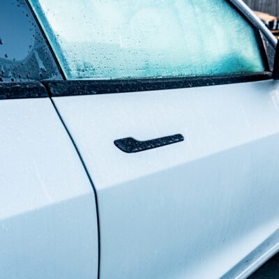 Zmes izopropylalkoholu a vody v pomere 2:1 rozpustí ľad na skle za niekoľko sekúnd. Domáci rozmrazovač stojí menej než 2 eurá a vydrží celú zimu.