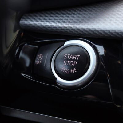 Moderné autá so systémom Start-Stop vyžadujú registráciu novej batérie v riadiacej jednotke. Bez toho systém nabíja novú batériu ako starú.