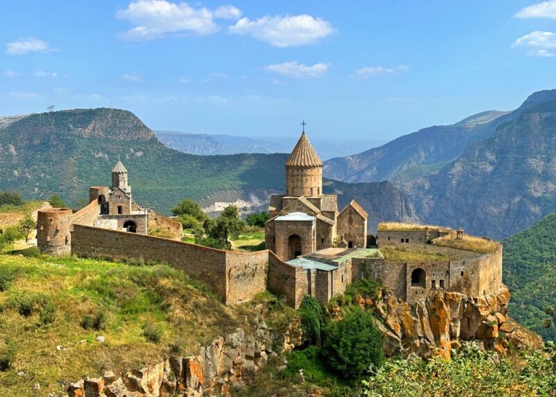 Kláštor Geghard vytesaný do skaly patrí medzi najkrajšie pamiatky Kaukazu. Arménsko má viac ako 4 000 historických pamiatok bez davov turistov.