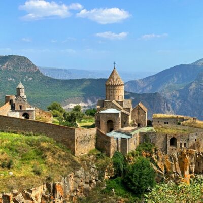 Arménsko ponúka tradičné jedlo za 3 až 5 eur a denný rozpočet okolo 25 až 35 eur. Krajina je jednou z najlacnejších destinácií v Európe.