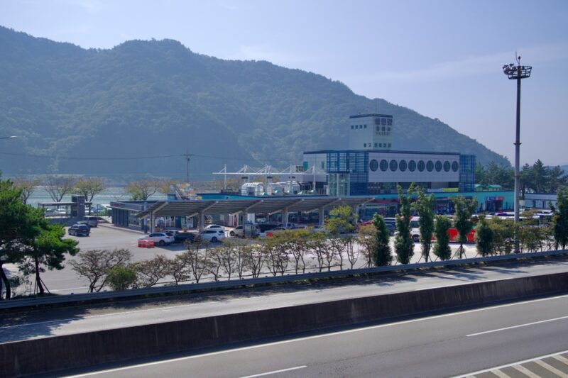 Pri únave zastavte na odpočívadle alebo čerpacej stanici. Krátky spánok 15 až 20 minút výrazne zlepší pozornosť a môže zachrániť život.