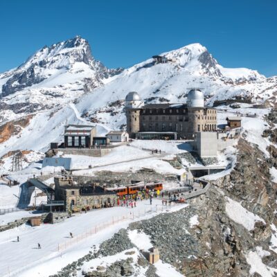 Zermatt pod Matterhornom ponúka lyžovanie v nadmorskej výške až 3 883 metrov. Je to zóna bez áut s luxusnou atmosférou.