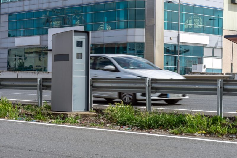 Systém bude fungovať na princípe objektívnej zodpovednosti. Majiteľ vozidla dostane pokutu poštou bez ohľadu na to, kto šoféroval.