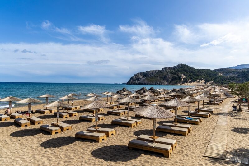 Pláž Tsambika ponúka jemný zlatý piesok a plytčinu ideálnu pre rodiny. Rodos má viac než 300 slnečných dní v roku.