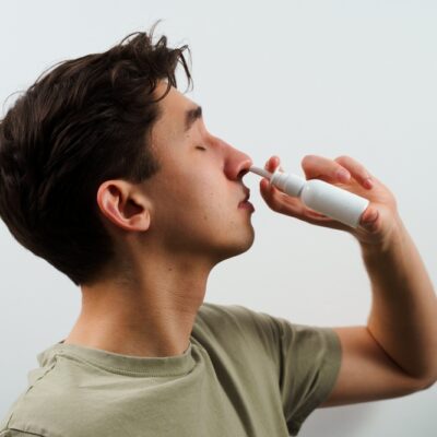 Nosové kvapky, antihistaminiká a bylinné sedatíva výrazne zhoršujú schopnosť šoférovať. Po užití počkajte 10 až 12 hodín pred jazdou.