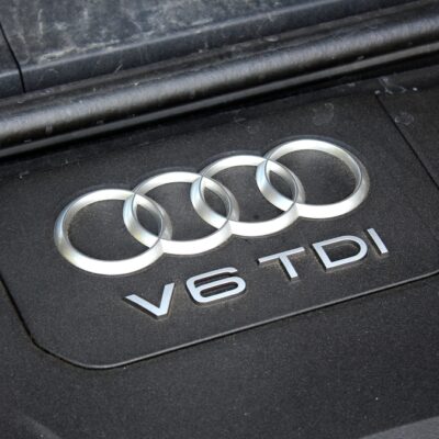 Nový motor Audi 3.0 V6 TDI ponúka výkon 286 koní a krútiaci moment 600 newtonmetrov. Mild-hybridná technológia s 48-voltovou sieťou znižuje spotrebu o 15 percent.