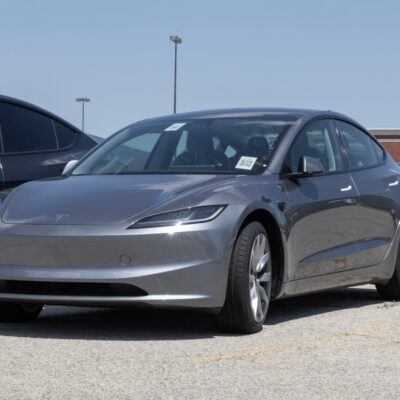 Tesla Model 3 skončila na poslednom mieste v reporte TÜV. Až 14,7 percenta áut neprešlo kontrolou kvôli brzdám a zaveseniu.