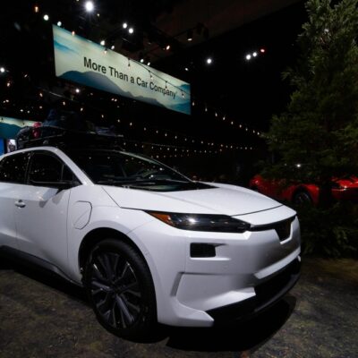 Subaru Uncharted štartuje na cene 37 900 eur s predným pohonom. Verzia s pohonom 4x4 a veľkou batériou stojí 48 900 eur.