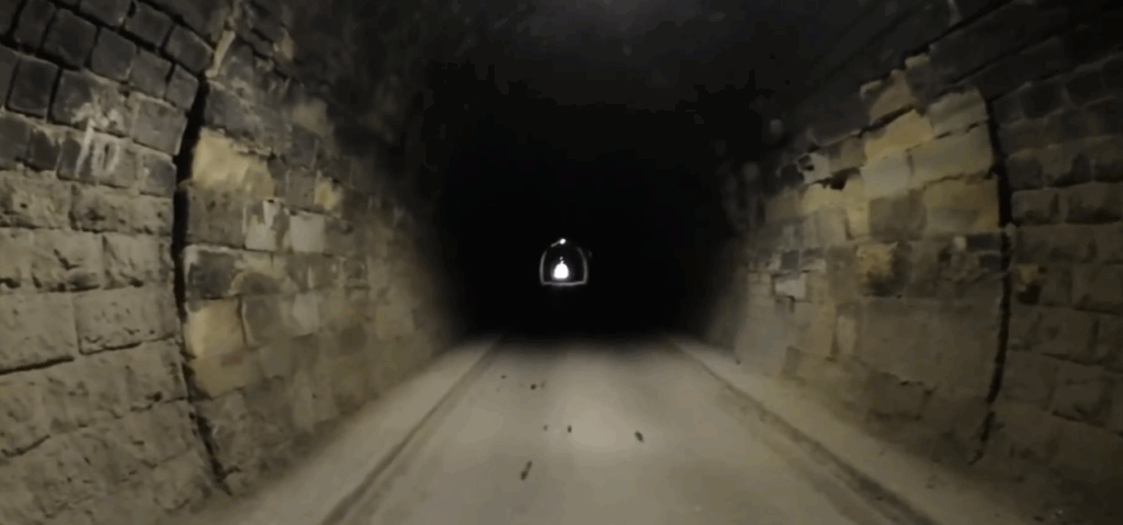 Pred vjazdom do tunela musíte zapnúť diaľkové svetlá, aby ste upozornili protiidúce autá. Tunel je úzky a dve autá sa v ňom nevyhnú.