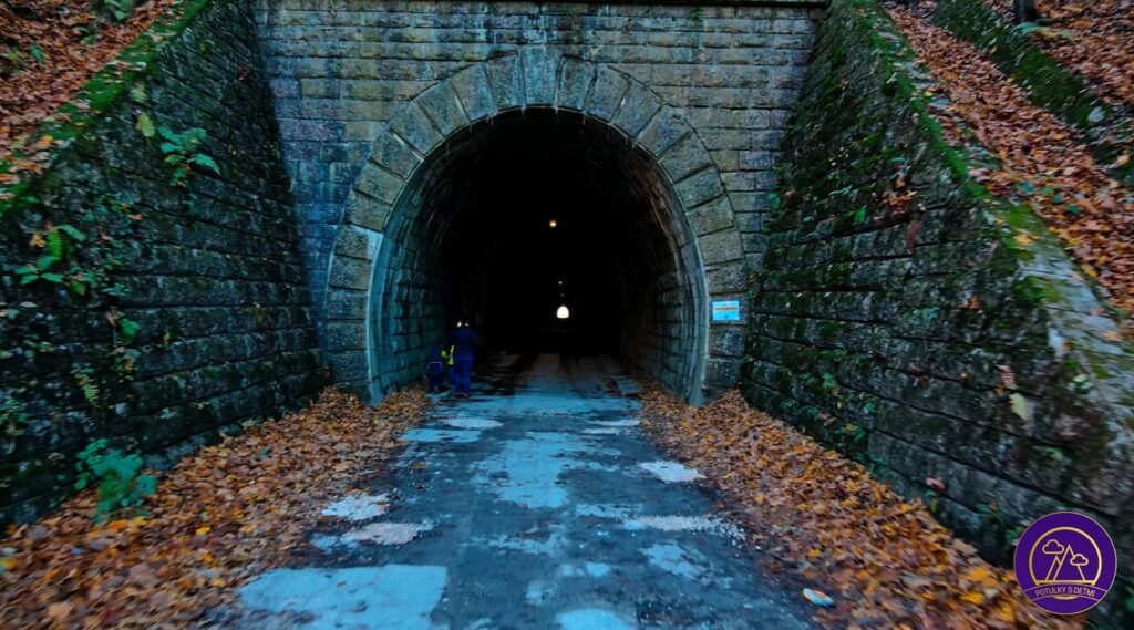Margeciansky tunel s dĺžkou 431 metrov postavili v roku 1872 pre železnicu. Dnes slúži ako cesta pre autá k chatovej oblasti Kozinec.