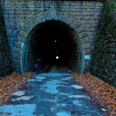 Margeciansky tunel s dĺžkou 431 metrov postavili v roku 1872 pre železnicu. Dnes slúži ako cesta pre autá k chatovej oblasti Kozinec.