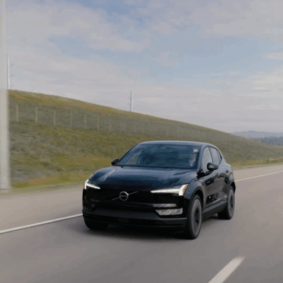 Volvo EX30 Black Edition má kompletne čierny exteriér s matným lakom Onyx Black. Disky, strecha aj logo majú tmavé prevedenie.