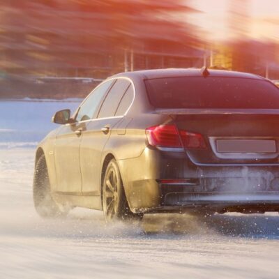 Auto brzdí na ľade