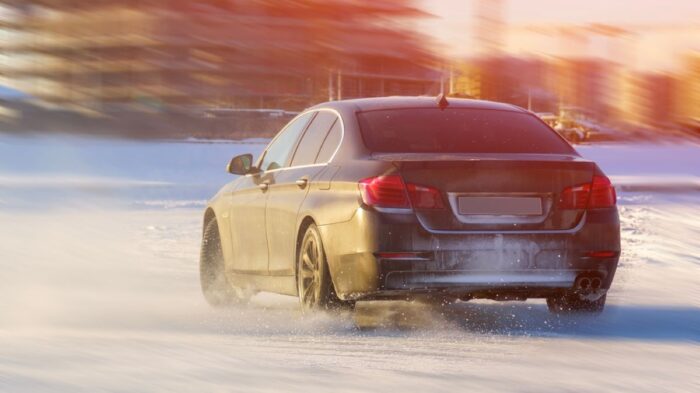 Aká je brzdná dráha zo 100 km/h na ľade? Aj tak tomu neuveríte…