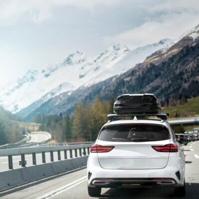 Auto na ceste Švajčiarsko Alpy