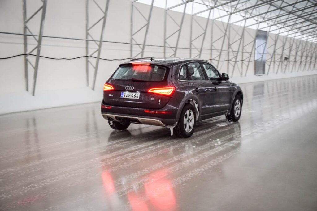 Auto na ľadovom povrchu