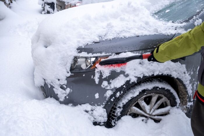 Zima 2026 nás zaskočila: Ako vyslobodiť auto zo záveja či ľadu?