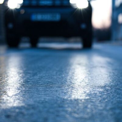 Čierny ľad na ceste